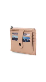 Tarjetero negro de símil cuero con presilla frontal y capacidad para 11 tarjetas. Incluye un visor transparente y un bolsillo con cierre para monedas o billetes.