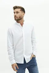 Camisa de lino azul marino con cuello mao, corte semi slim y logo bordado en el pecho.