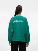 Sudadera verde esmeralda de corte amplio y mangas largas.