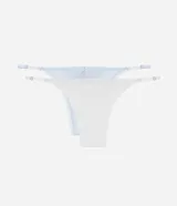 Kit de dos bombachas colaless, una blanca y otra celeste, con laterales finos ajustables, recorte hilo doble y detalle de encaje en la sisa.