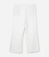 Pantalón de vestir blanco, modelo flare con corte sastrero, bolsillos laterales y elástico en la espalda.