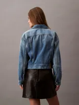 Campera de jean celeste de Calvin Klein, de corte cropped y estilo de los años 90.