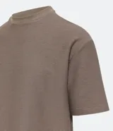 Remera marrón de corte relajado, con cuello redondo, mangas cortas y textura acanalada.