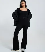 Body de manga larga color verde oliva, confeccionado en tejido acanalado, con escote cuadrado.