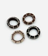 Set de cuatro gomitas de pelo elásticas con diseño de cuadros en colores negro, marrón y beige.