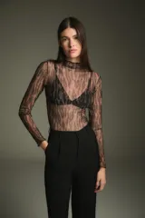 Camiseta de manga larga de tul con cuello alto y estampado abstracto en tonos marrones.