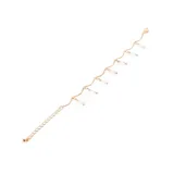 Pulsera dorada con diseño ondulado y perlas decorativas.