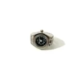 Anillo plateado con reloj analógico de esfera negra.