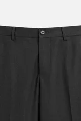 Pantalón de vestir slim fit color gris oscuro, confeccionado en tejido con viscosa. Cuenta con bolsillos frontales y traseros de vivo. Cierre frontal con cremallera y botón.