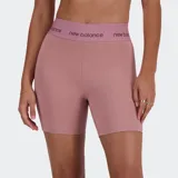 Calza corta deportiva New Balance, color rosado, de tiro alto con banda elástica ancha en la cintura con logo repetido.