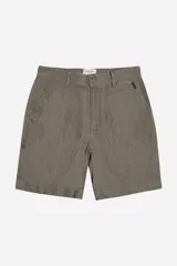 Bermuda color gris verdoso confeccionada en lino y algodón, con bolsillos laterales y traseros, cierre frontal con botón y presillas para cinturón.