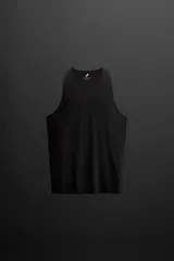 Musculosa deportiva negra de tejido ligero y elástico con zonas perforadas para mayor transpirabilidad, cuello redondo amplio, sisa con acabados termofijados, bajo con aberturas laterales y logo estampado reflectante en la espalda. Zara Athleticz.