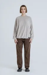 Sweater beige de corte holgado con cuello redondo y puños ajustados.