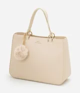 Bolso satchel mediano color crema, con correa de mano y correa larga desmontable. Incluye llavero de pompón.