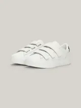 Zapatillas blancas de cuero con puntera redonda, suela cupsole y cierre con tres tiras de velcro.