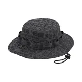 Gorro tipo bucket negro con estampado jacquard de nombres de ciudades.