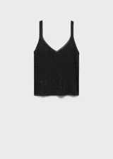 Top lila de tejido de punto fino con lúrex, cuello pico y tirantes finos.