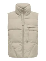Chaleco puffer color beige con cuello alto, cierre de cremallera frontal y bolsillos laterales con cremallera.