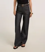 Pantalón de jeans de corte recto, tiro alto, color azul oscuro lavado. Presenta costuras contrastantes y cinturón con hebilla metálica de doble media luna.