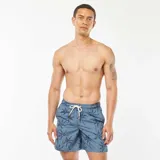 Short de baño azul con estampado de palmeras negras y cordón ajustable blanco.