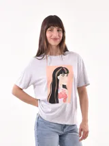 Remera gris con estampa de una mujer de perfil con tatuajes de flores.