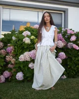 Collar con dije grande de bronce con forma de ostra y cordón de algodón ajustable color gris.