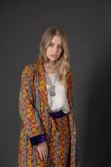 Kimono largo estampado con mangas anchas y puños de terciopelo color violeta.