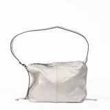 Bolso tipo hobo de cuero sintético plateado con textura granulada, cierre superior con cremallera y correa de hombro ajustable.