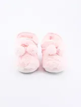 Pantuflas tipo bota de tela peluda color rosa, con detalle de moño y pompones.