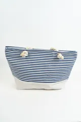 Bolso tipo tote con rayas horizontales rojas y blancas en la parte superior y base color beige. Asas de soga gruesa.