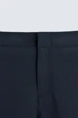 Short de baño celeste de tejido técnico con cintura elástica ajustable con cordón interior y trabillas laterales. Tiene bolsillos frontales y bolsillo trasero con cierre de cremallera. Cuenta con forro interior y cierre frontal con cremallera y botón a presión oculto.