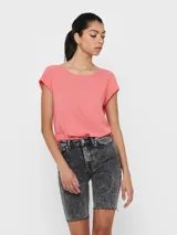 Remera color salmón de manga corta con cuello redondo.