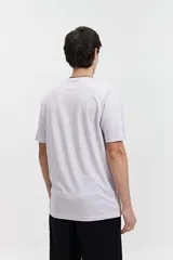 Remera color salmón de corte clásico, cuello redondo y logo bordado en el pecho.