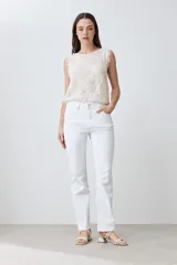Pantalón de jean blanco, de corte recto y tiro medio.