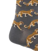Calcetines grises con estampado de leones marrones y letras "RKF" en la parte superior.