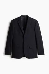 Blazer azul marino de corte slim fit, con solapas de muesca finas, botonadura sencilla con dos botones, bolsillo superior, bolsillos delanteros con solapa, tres bolsillos interiores, botones decorativos en los puños y abertura trasera.
