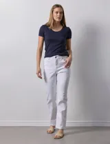 Pantalón de jean blanco, de corte recto, tiro alto, pretina con pasadores, botón y cierre. Con bolsillos delanteros y traseros.