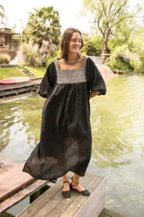 Túnica negra de lino con cuello cuadrado y mangas 3/4 abullonadas con elástico en los puños. Presenta apliques de textiles antiguos en la pechera delantera y trasera.