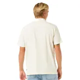 Camisa beige de manga corta con rayas verticales, cuello clásico y bolsillo en el pecho. Cierre frontal con botones. Marca Rip Curl, modelo Raw Energy Stripe.