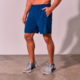 Short deportivo azul con cintura elástica y logo estampado en la pierna.