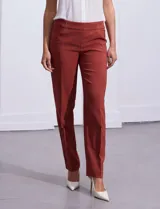 Pantalón blanco de gabardina elastizada, marca Zac & Rachel, con bolsillos delanteros y traseros.