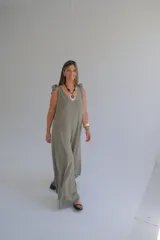 Mono largo color verde seco, de corte amplio, con escote en V y tirantes con lazos.