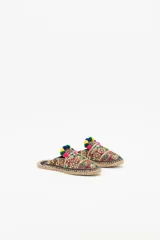 Zueco con bordados, lentejuelas, canutillos y pompones de colores. Suela de yute y taco de madera de 1,5 cm.