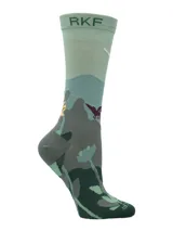 Calcetines de largo medio con estampado de paisaje en tonos verdes, grises y marrones.