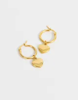 Aros dorados tipo argolla con dije de corazón colgante, hechos de acero quirúrgico.
