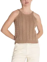 Musculosa color beige con diseño de trenzas, cuello redondo y breteles anchos.