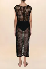Vestido largo negro de tejido calado con mangas cortas y cuello redondo.