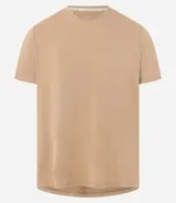 Remera deportiva de hombre, color amarillo mostaza, de manga corta y cuello redondo. Presenta un pequeño logo circular bordado en el pecho.