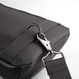 Bandolera negra de poliéster y simil cuero, con diseño ultrafino y ligero. Cuenta con correas reforzadas para uso izquierdo o derecho, bolsillo delantero con velcro, bolsillo trasero antirobo con cierre y espacio para tablets de hasta 7 pulgadas.