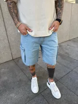 Bermuda de jean celeste con corte baggy y bolsillos cargo laterales.